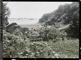 Image représentant La baie de Matsushima, vue d'un village juste au sud de l'île Oshima