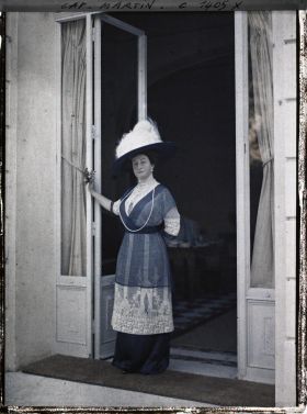 Image représentant La baronne Bertha von Schoen devant la villa Kahn