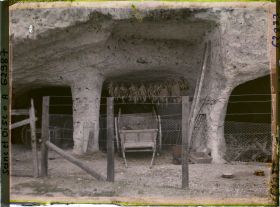 Image représentant Ile de France, La Roche-Guyon, Habitations troglodytiques abandonnées et servant de remises