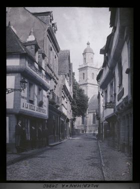 Image représentant La rue du Lait ; au fond, l'église Saint-Gildas
