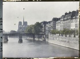 Image représentant Le quai de Béthune, la passerelle provisoire lors de la reconstruction du pont de la Tournelle et la cathédrale Notre-Dame depuis le pont de Sully