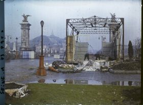 Image représentant L'exposition des arts décoratifs, démolition du pavillon des gantiers de Grenoble sur l'esplanade des Invalides, à l'entrée du pont Alexandre III