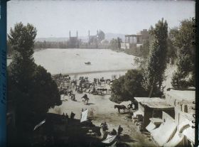 Image représentant La place Naghsh-e Jahan ou Meydan-i-Chah (place Royale), vers la mosquée du Chah au sud et le palais d'Ali Qapu à l'ouest