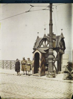 Image représentant Allemagne, Düsseldorf, Occupation Française Soldat Belge et douanier allemand à l'entrée du Pont