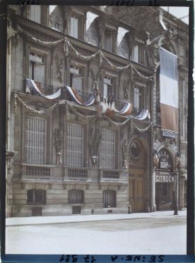 Image représentant Immeuble pavoisé au 36 avenue des Champs-Elysées, au lendemain des fêtes de la Victoire des 13 et 14 juillet