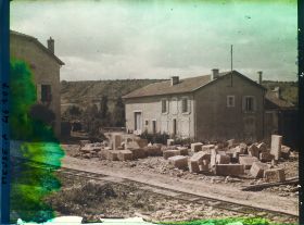 Image représentant France, Eix, Reconstructions, dans le fond les Hauts-de-Meuse