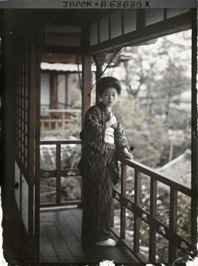Image représentant Une serveuse sur le balcon d'une auberge