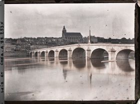 Image représentant Le pont Jacques-Gabriel, au second plan la cathédrale