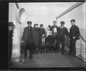 Image représentant Groupe de passagers des 2emes classes posant pour le photographe