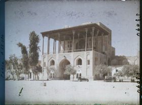 Image représentant Le palais Ali Qapu ("sublime porte"), côté ouest de la Meydan-i-Chah