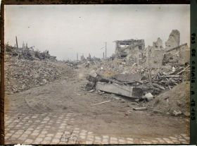 Image représentant France, Lens, Une rue près du Canal