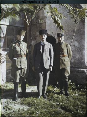 Image représentant Sakir Bey, Gouverneur général de la Thrace entouré de deux militaires (français à droite ?)