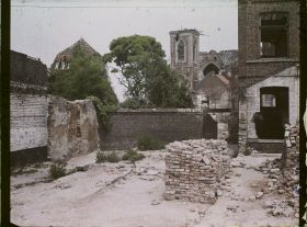 Image représentant France, Armentières, Coin de ruines vers l'Eglise St Waast