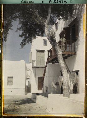 Image représentant Une petite place et une petite rue à arcades