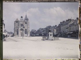 Image représentant La place et l'église