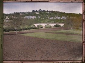 Image représentant Le pont des Eyzies et les falaises sur la rive droite de la Vézère