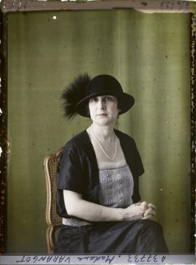 Image représentant https://musee-albert-kahn.s-museum.fr/home/NWQ2OTAwYzNmYjZlZTk1ZWQwODJmMjY4L2dlbmVyaWMtbm90aWNlLXRhYi9hdXRob3JpdHkvNjE3YTc5ZjVjZjhiODk2OGIzMzM3ZDIx/5d6900c3fb6ee95ed082f268/generic-notice-tab/authority/617a79ebcf8b8968b33379b9 Madame Alice Legat-Varangot