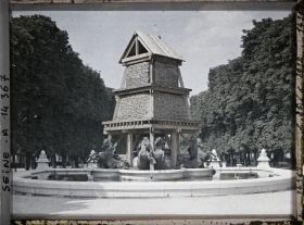 Image représentant La fontaine des Quatre-Parties-Du-Monde de Carpeaux protégée contre les bombardements, place Camille-Jullian, jardin Marco Polo, avenue de l'Observatoire