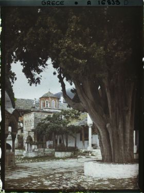 Image représentant Mont Athos, Grande Lavra, Une partie de la Cour et un gros Cyprès