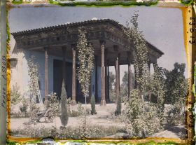 Image représentant Le Chehel Sotoun (pavillon des quarante colonnes) (1647), le portique côté jardin