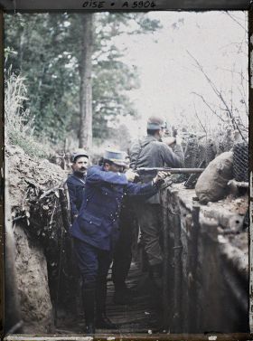Image représentant Tir avec fusil sur les tranchées allemandes