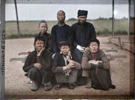 Image représentant Un groupe de lépreux dans une léproserie de Du'ô'ng-té