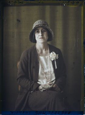 Image représentant https://musee-albert-kahn.s-museum.fr/home/NWQ2OTAwYzNmYjZlZTk1ZWQwODJmMjY4L2dlbmVyaWMtbm90aWNlLXRhYi9hdXRob3JpdHkvNjE3YTc5ZjVjZjhiODk2OGIzMzM3ZDIx/5d6900c3fb6ee95ed082f268/generic-notice-tab/authority/617a79ebcf8b8968b33377e0 Mademoiselle Shahock