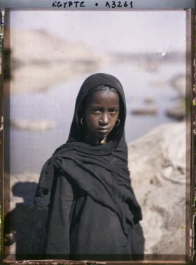 Image représentant Jeune fille d'Assouan au bord du Nil