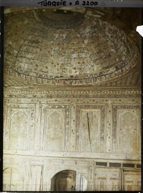 Image représentant Coupole et panneaux de bois peint du " kiosque de Koprülu " sur la rive du Bosphore