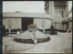 Image représentant L'Exposition des arts décoratifs, Jardin de la Manufacture Nationale de Sèvres, composé par Henri Rapin, fontaine centrale sculptée par Bouchard et tour de Champagne à droite