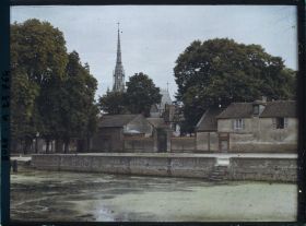 Image représentant L'église vue de la grande mare