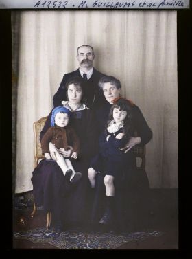 Image représentant https://musee-albert-kahn.s-museum.fr/home/NWQ2OTAwYzNmYjZlZTk1ZWQwODJmMjY4L2dlbmVyaWMtbm90aWNlLXRhYi9hdXRob3JpdHkvNjE3YTc5ZjVjZjhiODk2OGIzMzM3ZDIx/5d6900c3fb6ee95ed082f268/generic-notice-tab/authority/617a79ebcf8b8968b3336ec1 Monsieur Guillaume et sa famille
