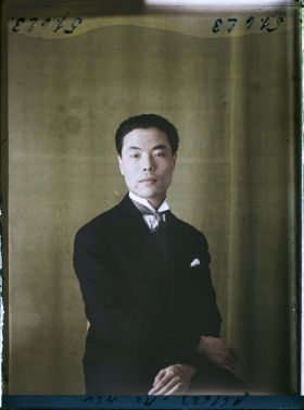 Image représentant https://musee-albert-kahn.s-museum.fr/home/NWQ2OTAwYzNmYjZlZTk1ZWQwODJmMjY4L2dlbmVyaWMtbm90aWNlLXRhYi9hdXRob3JpdHkvNjE3YTc5ZjVjZjhiODk2OGIzMzM3ZDIx/5d6900c3fb6ee95ed082f268/generic-notice-tab/authority/617a79ebcf8b8968b3336f20 Monsieur Hsu