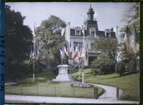 Image représentant Statue de Benjamin Franklin (place du Trocadéro) décorée pour le 9ème congrès de la Légion Américaine (American Legion)