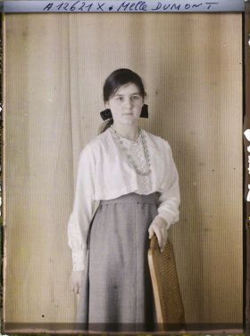 Image représentant https://musee-albert-kahn.s-museum.fr/home/NWQ2OTAwYzNmYjZlZTk1ZWQwODJmMjY4L2dlbmVyaWMtbm90aWNlLXRhYi9hdXRob3JpdHkvNjE3YTc5ZjVjZjhiODk2OGIzMzM3ZDIx/5d6900c3fb6ee95ed082f268/generic-notice-tab/authority/617a79ebcf8b8968b3336bf8 Mademoiselle Dumont