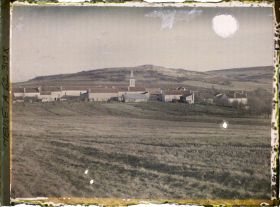Image représentant Meuse, Les Eparges, Le Village reconstruit - Dans le fond, la fameuse butte