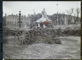 Image représentant Statue de Lille décorée d'un drapeau français et canons pris aux Allemands exposés place de la Concorde
