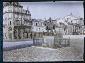 Image représentant La statue de Jeanne D'arc sur le parvis de la cathédrale