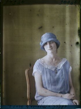 Image représentant Mademoiselle  https://musee-albert-kahn.s-museum.fr/home/NWQ2OTAwYzNmYjZlZTk1ZWQwODJmMjY4L2dlbmVyaWMtbm90aWNlLXRhYi9hdXRob3JpdHkvNjE3YTc5ZjVjZjhiODk2OGIzMzM3ZDIx/5d6900c3fb6ee95ed082f268/generic-notice-tab/authority/617a79ebcf8b8968b3336db9 Marguerite Glotz