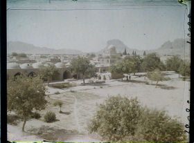 Image représentant La grande place (du Palais des Gouverneurs -?-), vers le mausolée d'Ahmed ChâhDourrâni (1747-1772)
