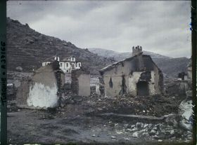 Image représentant Turquie, Afion-Kara-Hissar, Maisons incendiées