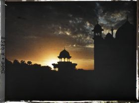 Image représentant Coucher de soleil sur un pavillon d'enceinte et l'angle de la mosquée du Taj Mahal
