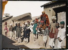 Image représentant Un groupe d'hindous et de musulmans dans une rue