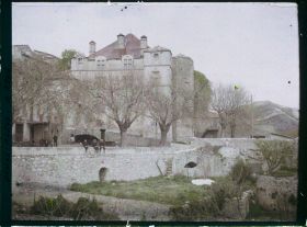Image représentant Le château avec la tour du pigeonnier