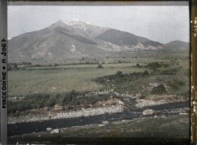 Image représentant Le mont Pelister, le bassin de réception et le village de Magarevo