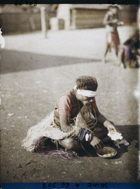 Image représentant L'Exposition Coloniale Internationale de 1931, un homme kanak prenant son repas