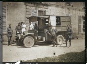 Image représentant Voiture-ambulance entourée de soldats et d'infirmières