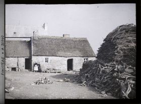 Image représentant Deux femmes devant une ferme à la sortie du village