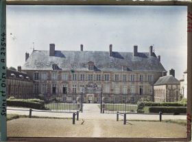 Image représentant France, Les Mesnuls, La façade du Chau de Les Mesnuls Construit en 1242