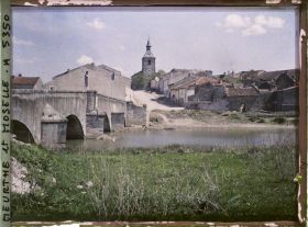 Image représentant France, Crévic, Le pont au 1er plan et la rue de l'Eglise au fond.